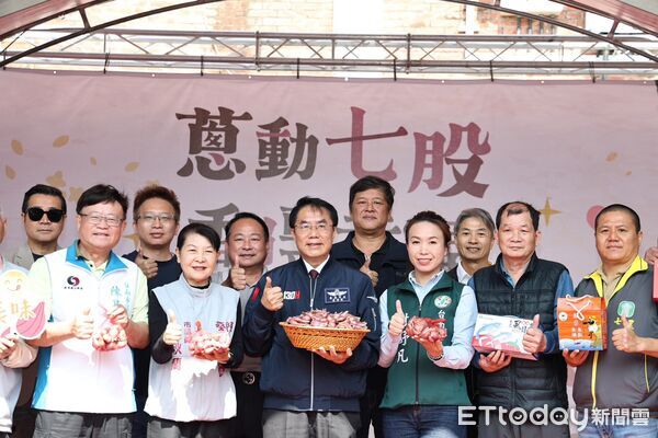 ▲台南市農會舉辦「2026台南七股紅蔥頭產業文化活動」，市長黃偉哲到場與民眾一同品嚐紅蔥頭料理，推廣在地農產。（記者林東良翻攝，下同）