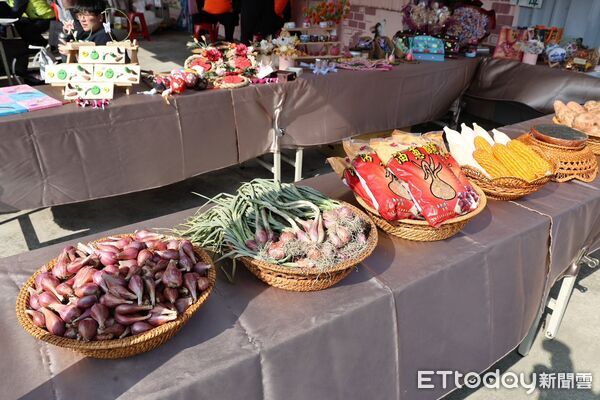 ▲台南市農會舉辦「2026台南七股紅蔥頭產業文化活動」，市長黃偉哲到場與民眾一同品嚐紅蔥頭料理，推廣在地農產。（記者林東良翻攝，下同）