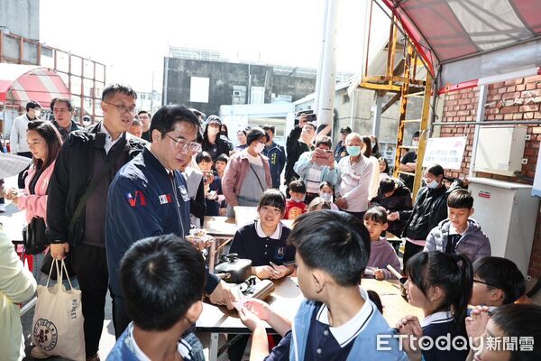 ▲台南市農會舉辦「2026台南七股紅蔥頭產業文化活動」，市長黃偉哲到場與民眾一同品嚐紅蔥頭料理，推廣在地農產。（記者林東良翻攝，下同）