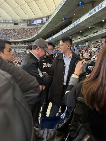 ▲▼行政院長卓榮泰現身東京巨蛋應援。（圖／讀者提供）