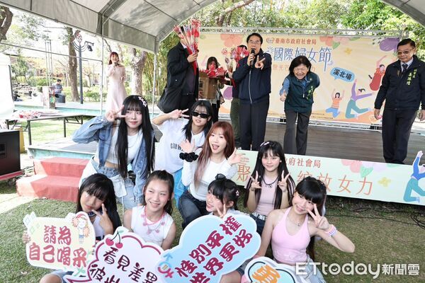 ▲台南市政府舉辦國際婦女節活動，市長黃偉哲到場向女性朋友致意並致贈火鶴花祝福。（記者林東良翻攝，下同）