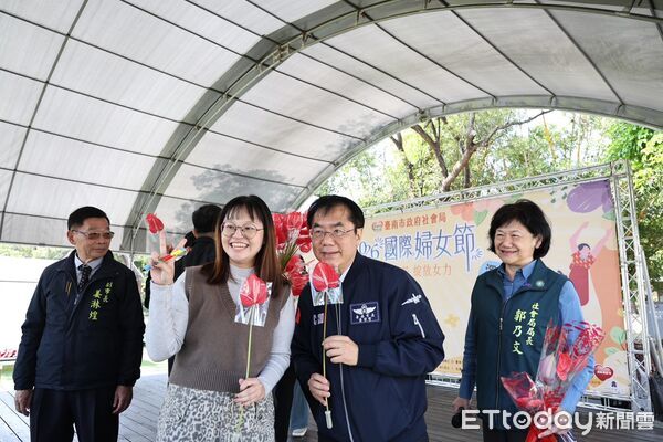 ▲台南市政府舉辦國際婦女節活動，市長黃偉哲到場向女性朋友致意並致贈火鶴花祝福。（記者林東良翻攝，下同）