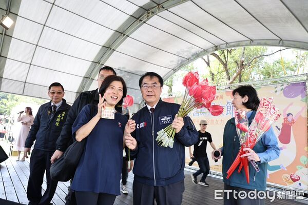 ▲台南市政府舉辦國際婦女節活動，市長黃偉哲到場向女性朋友致意並致贈火鶴花祝福。（記者林東良翻攝，下同）