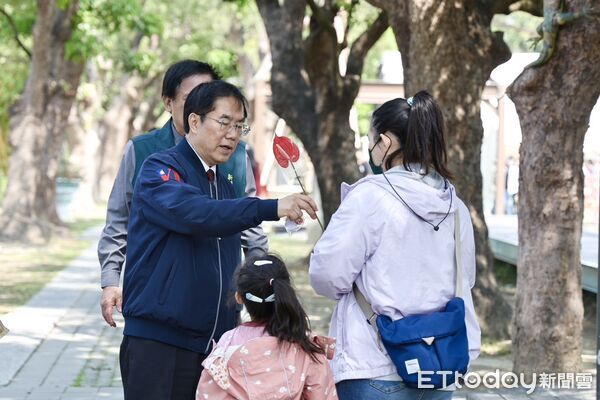 ▲台南市政府舉辦國際婦女節活動，市長黃偉哲到場向女性朋友致意並致贈火鶴花祝福。（記者林東良翻攝，下同）