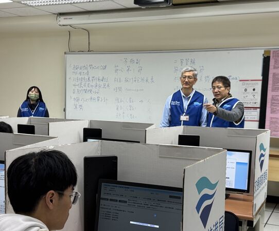 ▲航港局葉協隆局長(右二)視察台北考場。（圖／航港局提供）