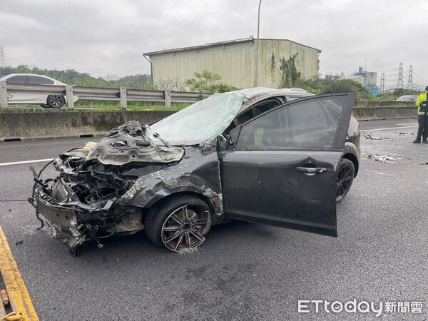 ▲國道1號自撞導頭翻車。（圖／記者郭世賢翻攝）