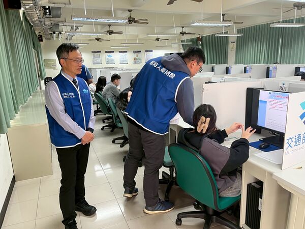 ▲航港局劉志鴻副局長視察高雄考場。（圖／航港局提供）
