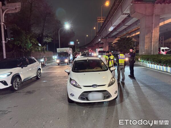 ▲涉嫌毒駕的陳男，等待紅綠燈時擦撞右側休旅車又往前追撞。（圖／記者陸運陞翻攝）