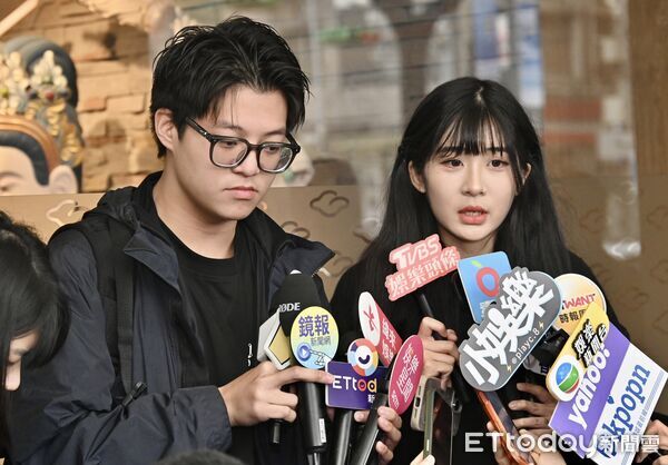 ▲▼ 袁惟仁靈堂day1，兒子袁義與女兒袁融受訪。（圖／記者李毓康攝）