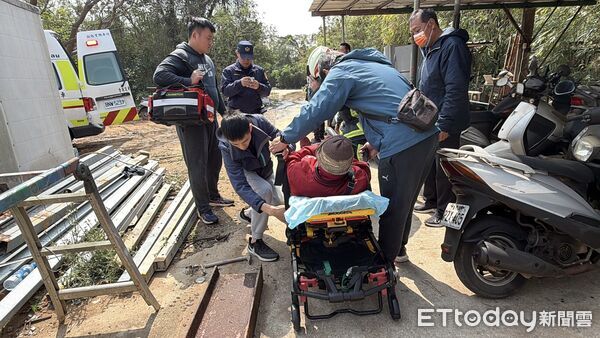 ▲▼金門金寧民宅發生火警，75歲老翁受困二樓消防員及時救出送醫。（圖／記者鄭逢時攝）