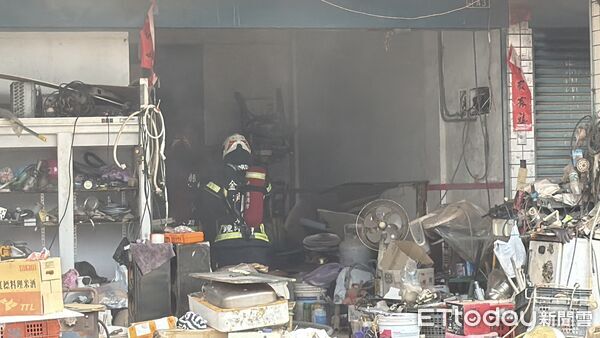 ▲▼金門金寧民宅發生火警，75歲老翁受困二樓消防員及時救出送醫。（圖／記者鄭逢時攝）