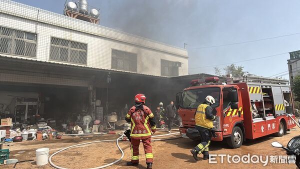 ▲▼金門金寧民宅發生火警，75歲老翁受困二樓消防員及時救出送醫。（圖／記者鄭逢時攝）