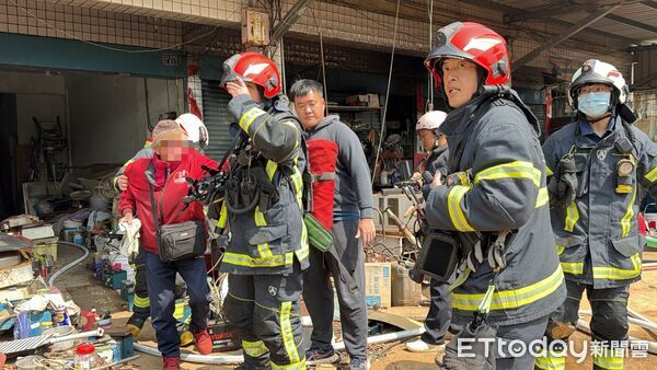 ▲▼金門金寧民宅發生火警，75歲老翁受困二樓消防員及時救出送醫。（圖／記者鄭逢時攝）