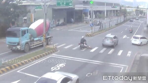 ▲陳男騎車載女友前往北市，擦撞狗後摔車倒地，挨撞的小黃狗當場喪命。（圖／記者陸運陞翻攝）