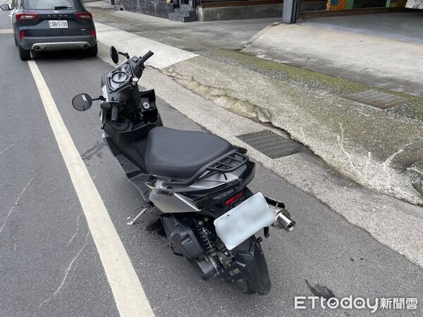 ▲陳男騎車載女友前往北市，擦撞狗後摔車倒地，挨撞的小黃狗當場喪命。（圖／記者陸運陞翻攝）