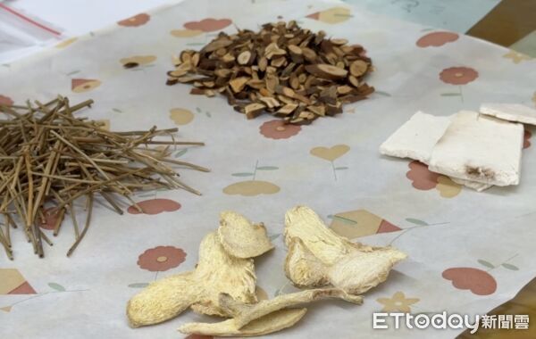 ▲林內中藥店在婦女節前夕準備祛濕茶包，提供女性民眾免費領取。（圖／記者游瓊華翻攝）