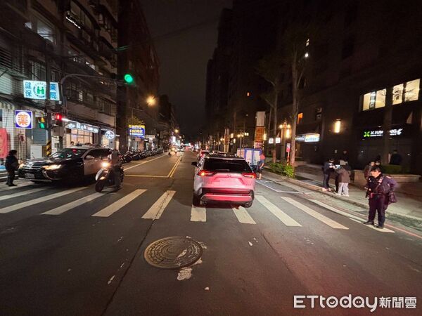 ▲鍾婦走斑馬線遭休旅車撞倒，並被捲入車底受困。（圖／記者陸運陞翻攝）