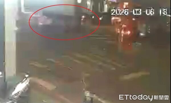 ▲鍾婦走斑馬線遭休旅車撞倒，並被捲入車底受困。（圖／記者陸運陞翻攝）