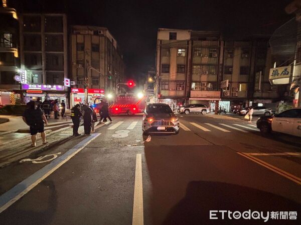 ▲鍾婦走斑馬線遭休旅車撞倒，並被捲入車底受困。（圖／記者陸運陞翻攝）