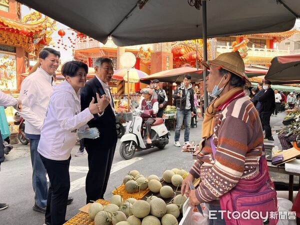 ▲柯文哲與立委謝龍介7日同台現身新營濟安宮參香祈福，力挺民眾黨台南市議員參選人陳詩薇。（記者林東良翻攝，下同）