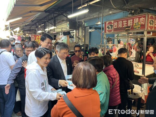 ▲柯文哲與立委謝龍介7日同台現身新營濟安宮參香祈福，力挺民眾黨台南市議員參選人陳詩薇。（記者林東良翻攝，下同）