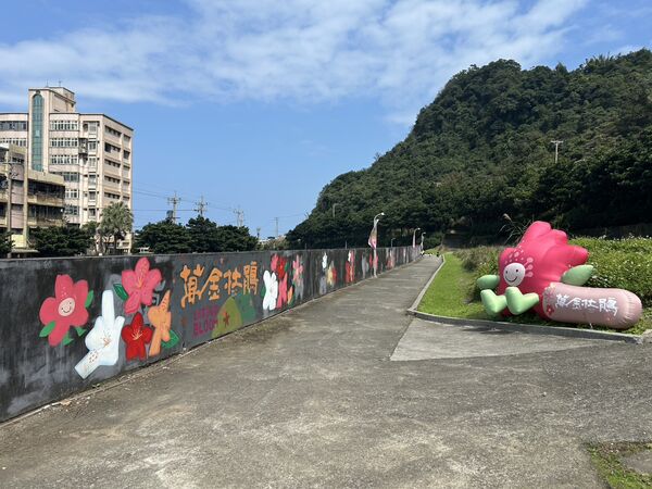 ▲萬金杜鵑週末推花牆彩繪、春日市集。（圖／新北市農業局提供）