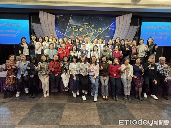 ▲台南市勞工局舉行志工授證暨表揚大會，表彰長期投入勞工服務的志工夥伴。（記者林東良翻攝，下同）