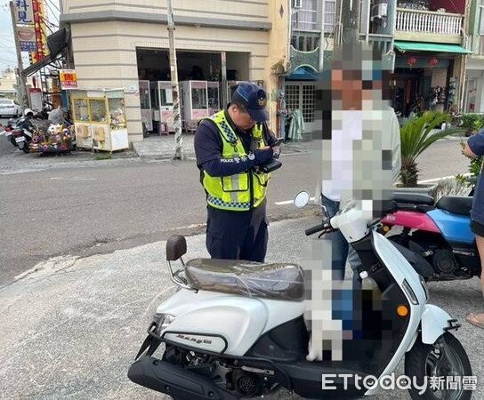 ▲東港警方9日起取締機車未戴安全帽勤務。（圖／記者陳崑福翻攝）