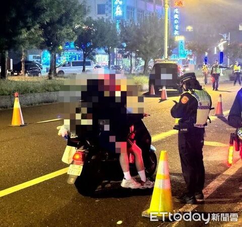 ▲東港警方9日起取締機車未戴安全帽勤務。（圖／記者陳崑福翻攝）