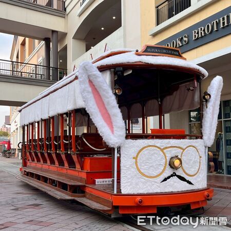 ▲SKM Park Outlets 高雄草衙叮叮電車以兔裝登場，帶領大小朋友穿梭在童話秘境之間。（圖／業者提供）