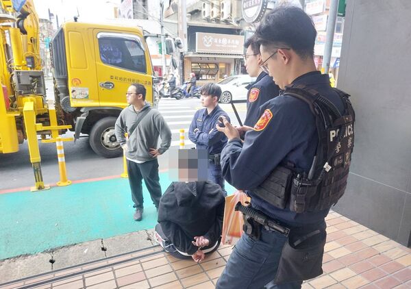 ▲王姓詐團車手昨日誘騙婦人上車，遭警方通報攔截圍捕制伏到案。（圖／桃園警分局提供）