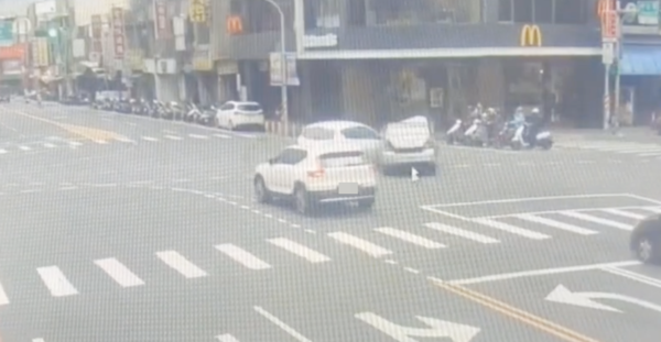 ▲王姓詐團車手昨日下午誘騙婦人上車，遭警方通報攔截圍捕，逃逸時闖紅燈撞上直行小客車。（圖／桃園警分局提供）