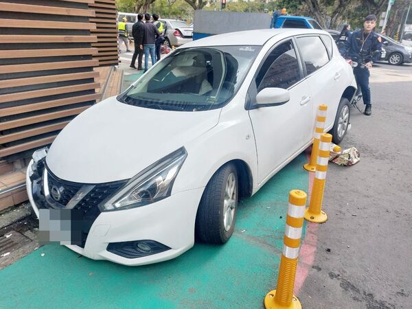 ▲王姓詐團車手昨日誘騙婦人上車，遭警方通報攔截圍捕，逃逸時撞上直行小客車再失控撞上路旁大樓牆壁動彈不得。（圖／桃園警分局提供）