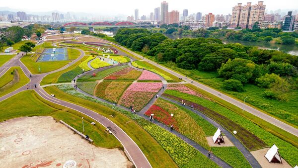 ▲古亭河濱公園種植24萬株花海，總面積達8,875平方公尺。（圖／翻攝自Facebook／戀戀水綠 臺北水利）