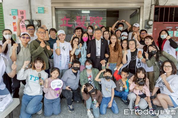 ▲柯文哲7日南下台南永康，公開力挺民眾黨市議員參選人林乃立，與民眾互動氣氛熱烈。（記者林東良翻攝，下同）