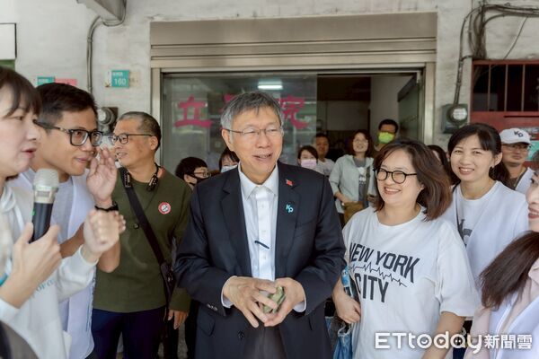 ▲柯文哲7日南下台南永康，公開力挺民眾黨市議員參選人林乃立，與民眾互動氣氛熱烈。（記者林東良翻攝，下同）
