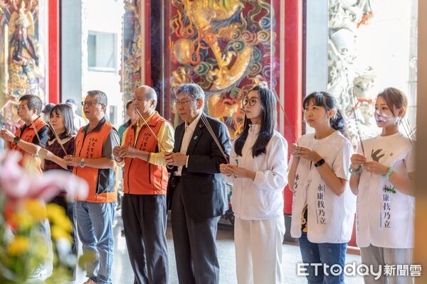 ▲柯文哲7日南下台南永康，公開力挺民眾黨市議員參選人林乃立，與民眾互動氣氛熱烈。（記者林東良翻攝，下同）