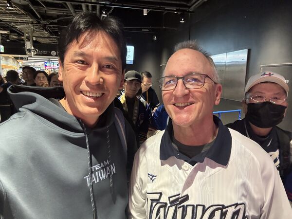 ▲▼媒體人黃暐瀚在在東京巨蛋遇到台美混血好手「費仔」費爾柴德的父親。（圖／翻攝自Facebook／黃暐瀚）