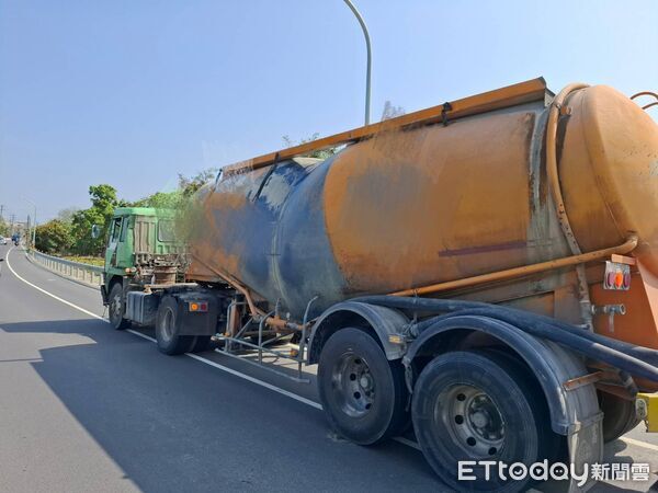 ▲▼             台南青葉橋重機騎士為了閃避電動代步車，遭聯結車輾斃。（圖／民眾提供，下同）
