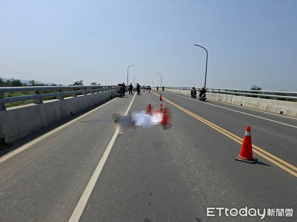 ▲▼             台南青葉橋重機騎士為了閃避電動代步車，遭聯結車輾斃。（圖／民眾提供，下同）