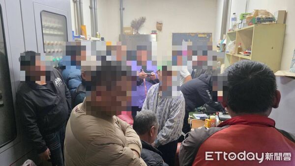 ▲▼             澎湖一間製冰廠藏有賭場，警方現場逮獲13名賭客。（圖／記者陳洋翻攝，下同）