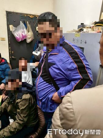 ▲▼             澎湖一間製冰廠藏有賭場，警方現場逮獲13名賭客。（圖／記者陳洋翻攝，下同）