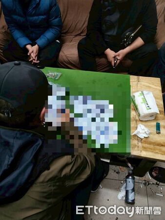 ▲▼             澎湖一間製冰廠藏有賭場，警方現場逮獲13名賭客。（圖／記者陳洋翻攝，下同）