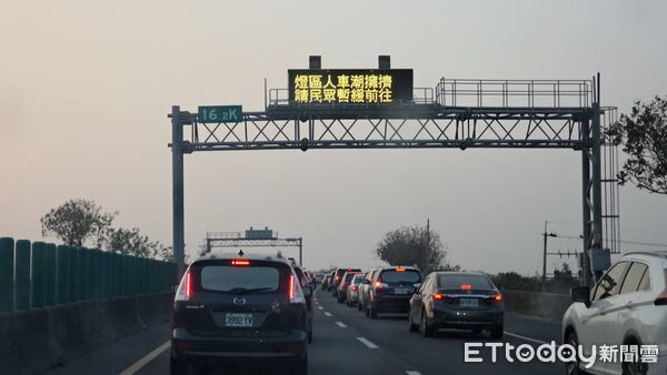 ▲台82大塞車，縣長呼籲尚未出門的遊客不要再前往。（圖／記者翁伊森攝）