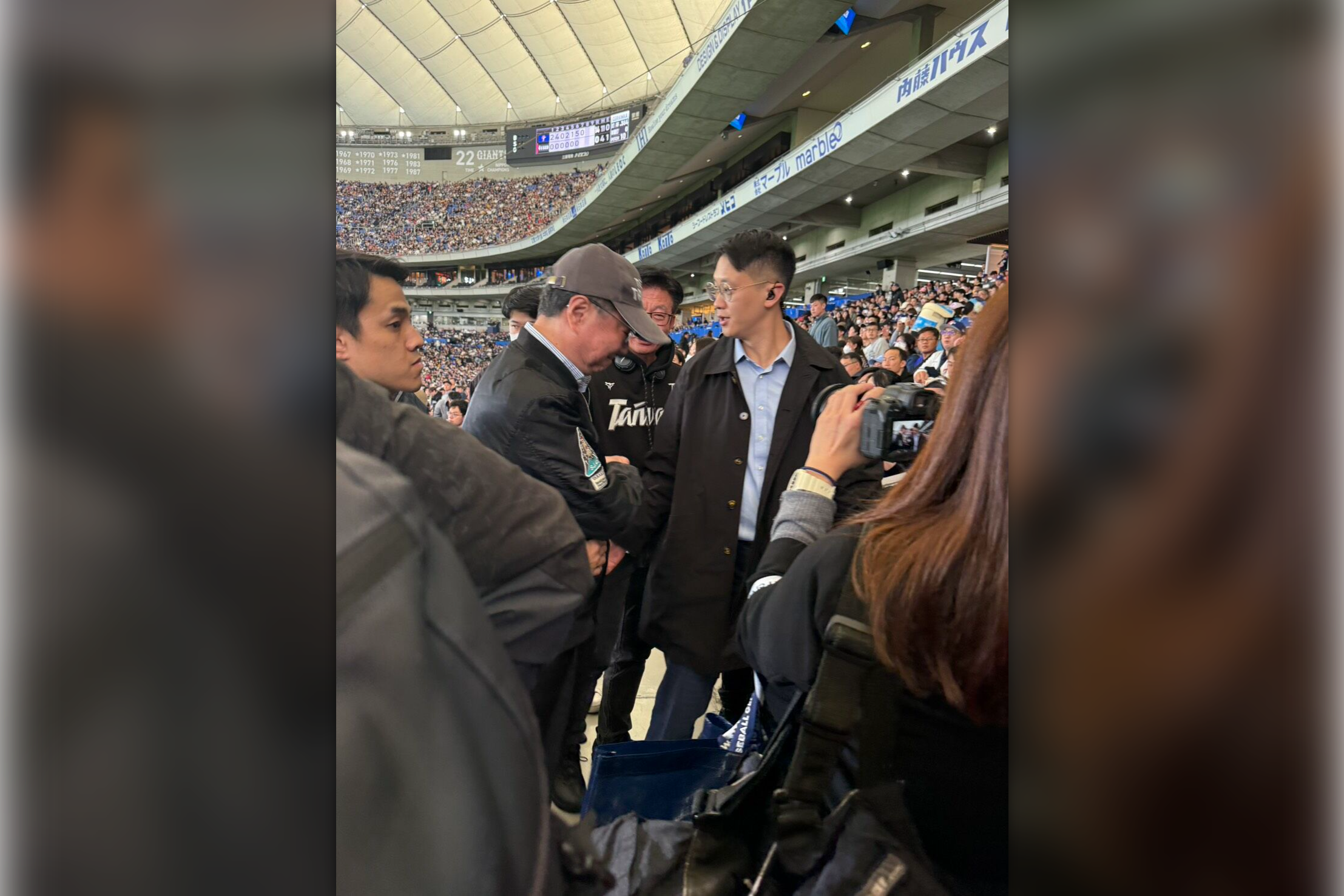 ▲▼行政院長卓榮泰現身東京巨蛋應援。（圖／讀者提供）