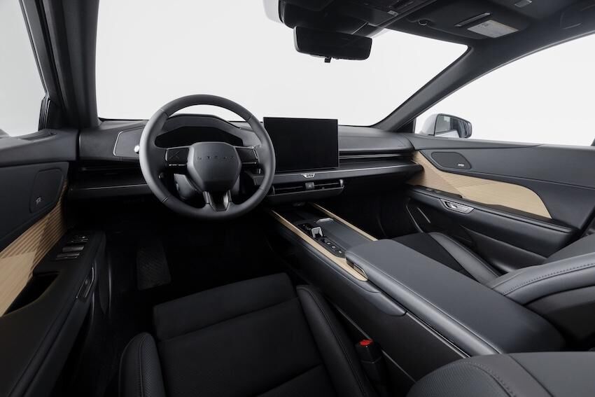 ▲台灣新一代ES提供油電、電動版雙動力！預計4月上市。（圖／翻攝自LEXUS）