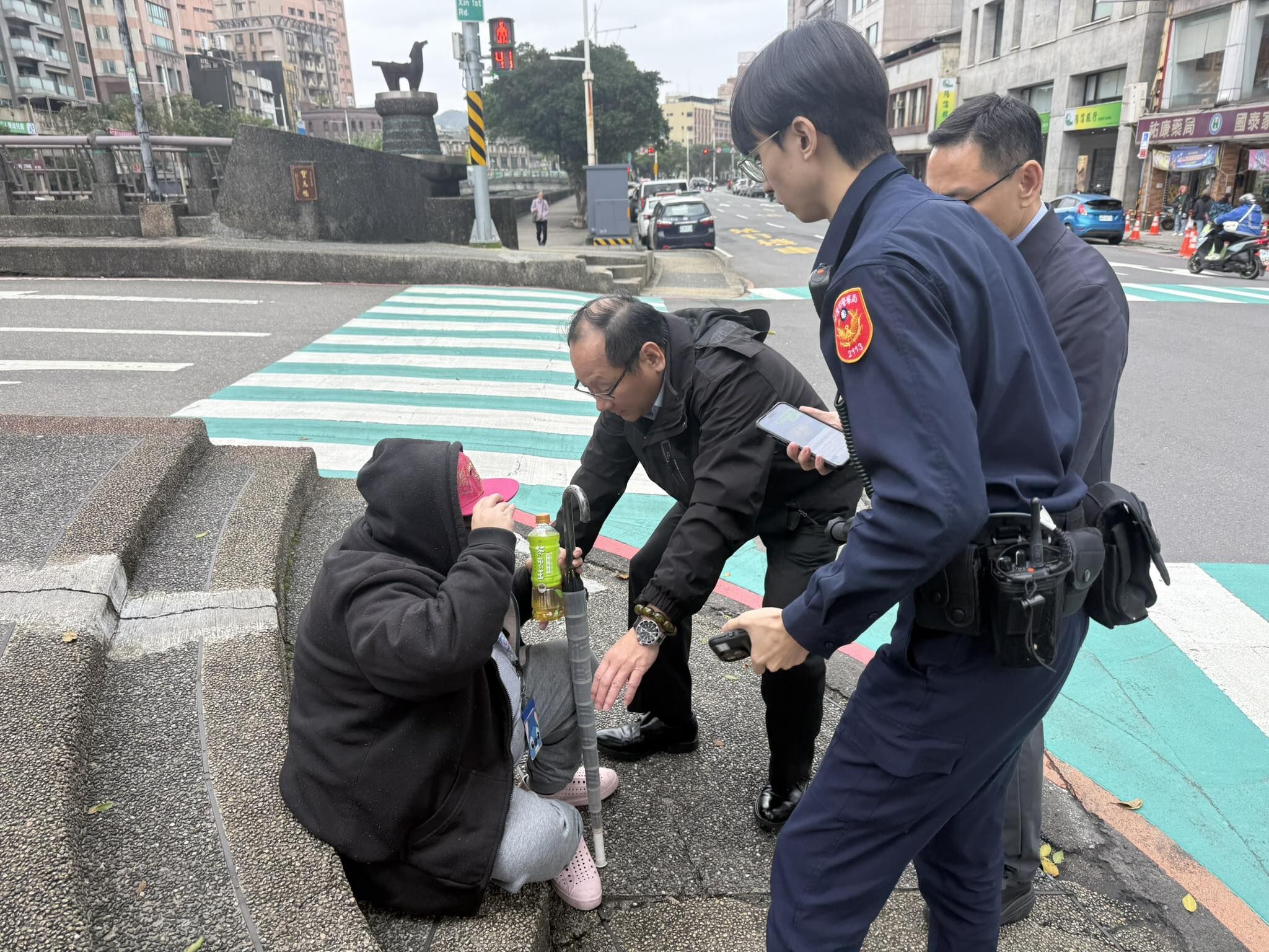 ▲基隆婦寶馬橋旁昏厥倒地 警長林信雄巧遇即刻救援。（圖／翻攝自「張富凱」臉書）