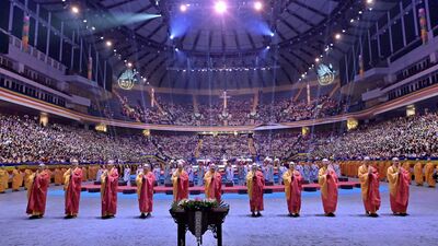 台北小巨蛋萬人祈福！佛光山法會登場　慶星雲大師百歲「19國語言祈願」