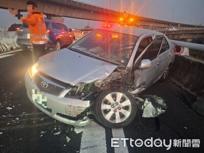 國道北上晚間自撞「車頭爛一半」！駕駛、乘客雙雙送醫