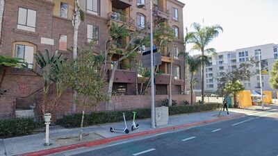 舉刀自宮！他倒臥路邊「失血過多亡」　染紅衣物散落一條街